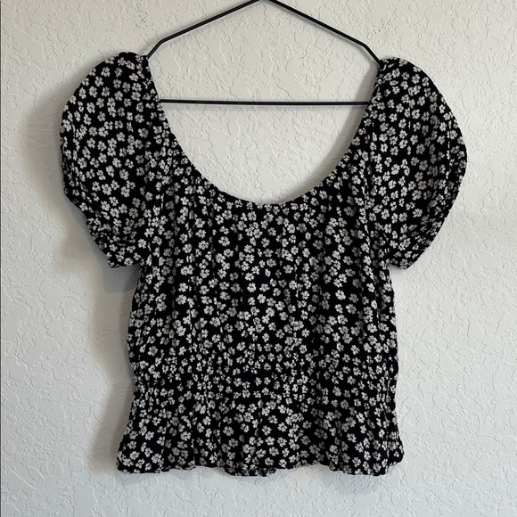Abercrombie & Fitch Black & White Floral Smocked Blouse - Picture 6 of 6